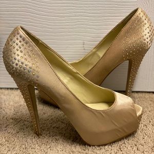 Aldo Chigorodoa Gold Satin heel with gems